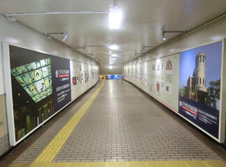 阪急電鉄 駅構内に 手塚治虫記念館紹介の看板が設置されています
